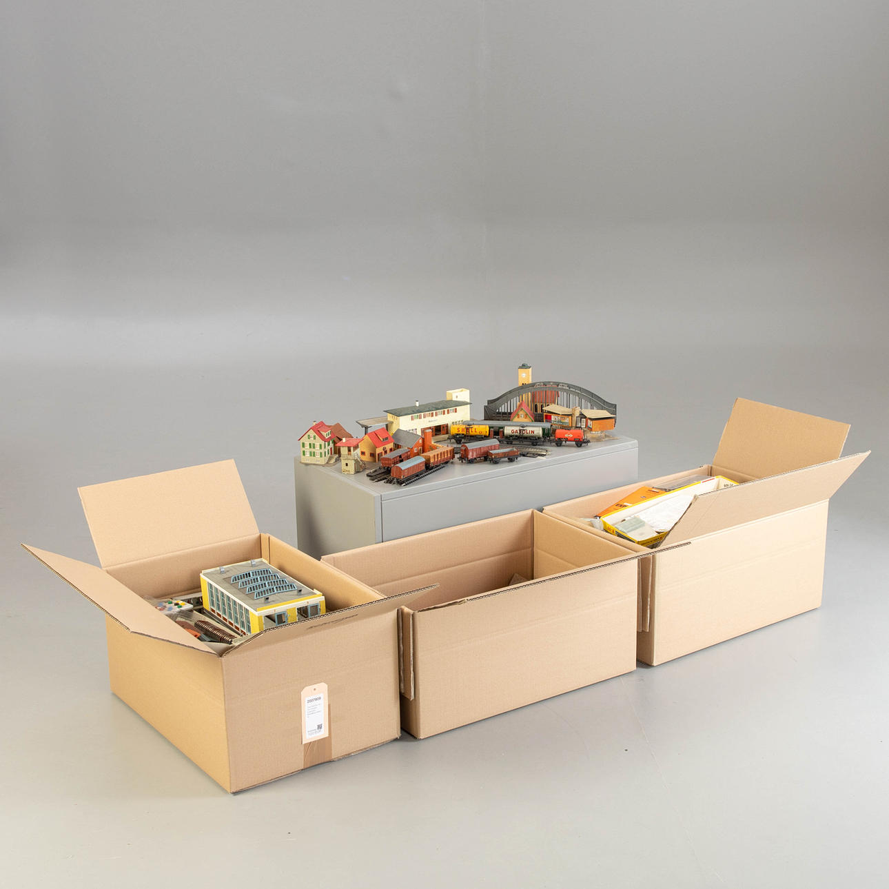 Drei Kartons mit Trix Express Eisenbahn Modellbaumaterial.