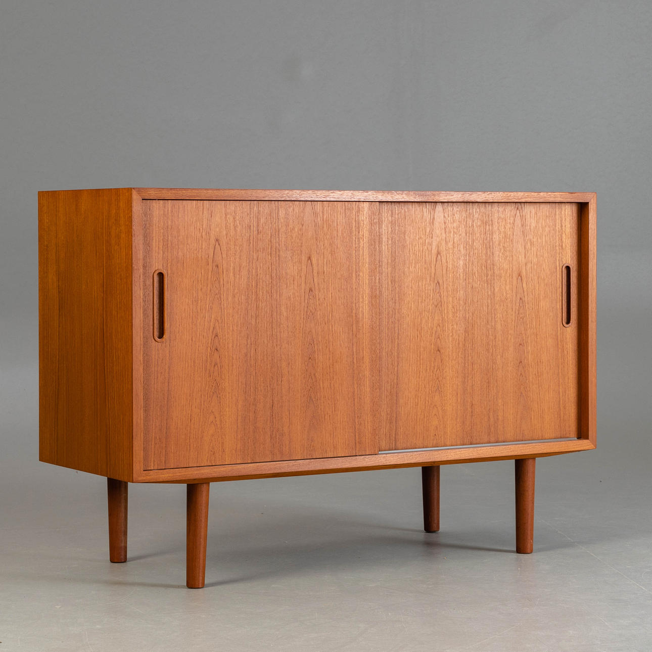 CARLO JENSEN. Poul Hundevad, small sideboard.