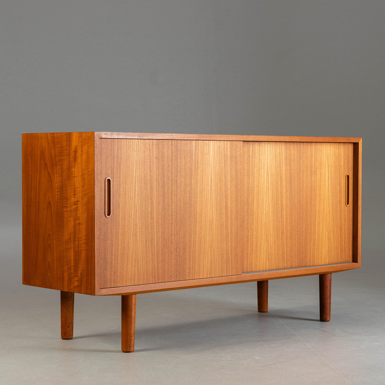CARLO JENSEN. Poul Hundevad, Sideboard.