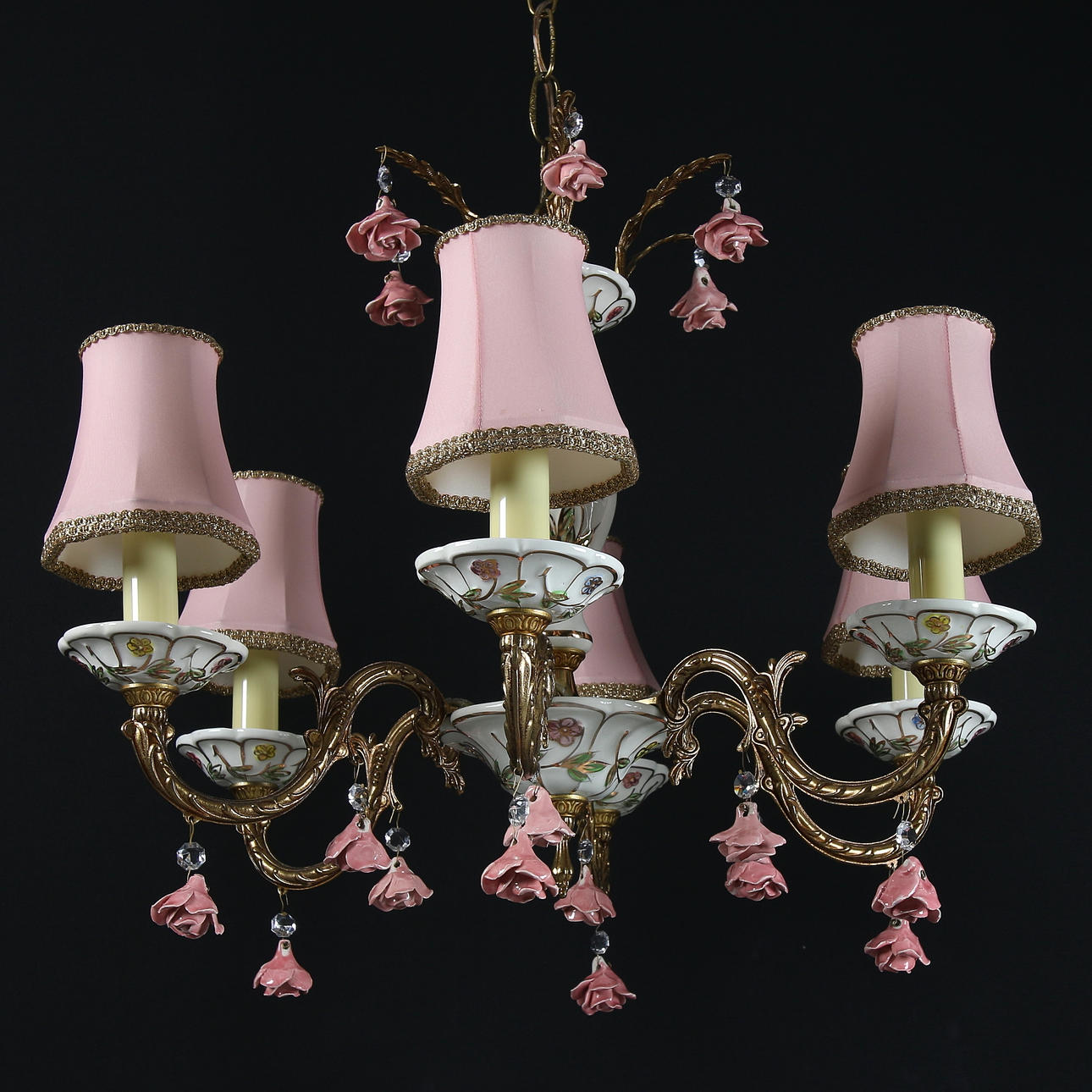 LJUSKRONA samt LAMPETTER, 2 st, porslin och mässing. 1900-talets sista kvartal. Italien.