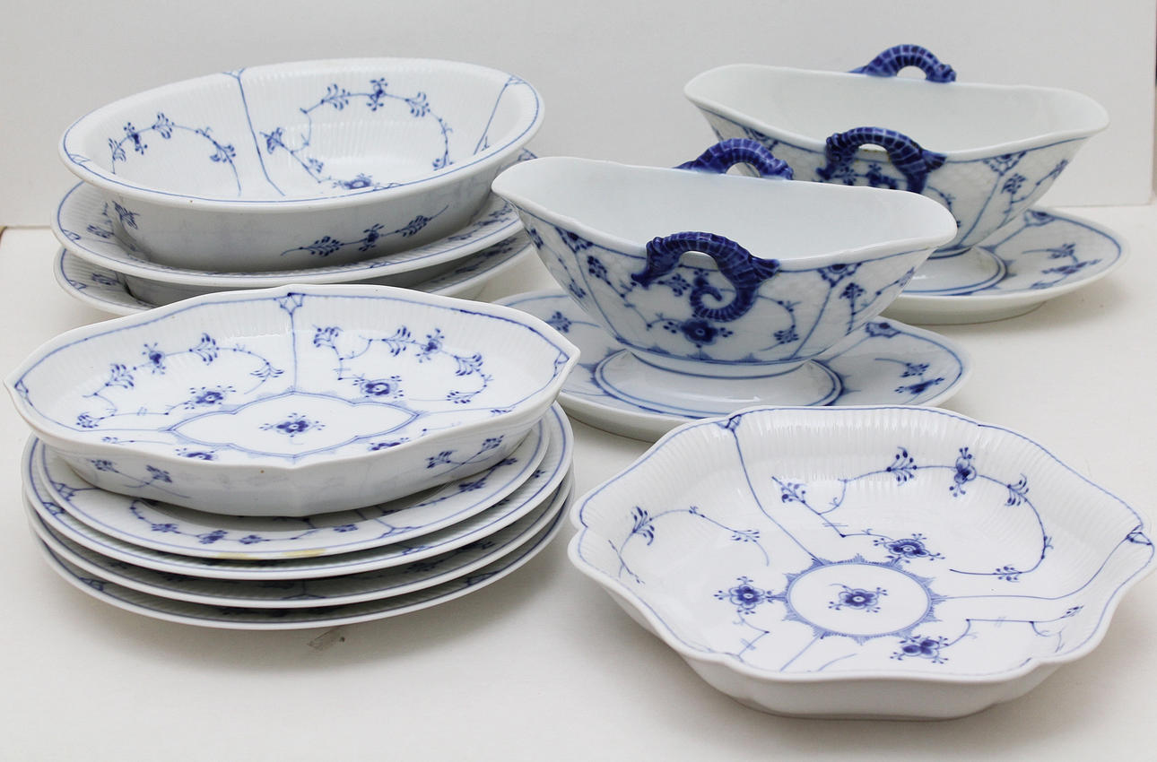 Matservisdelar (11), porslin "Musselmalet", Royal Copenhagen och Bing&Gröndahl, Danmark.