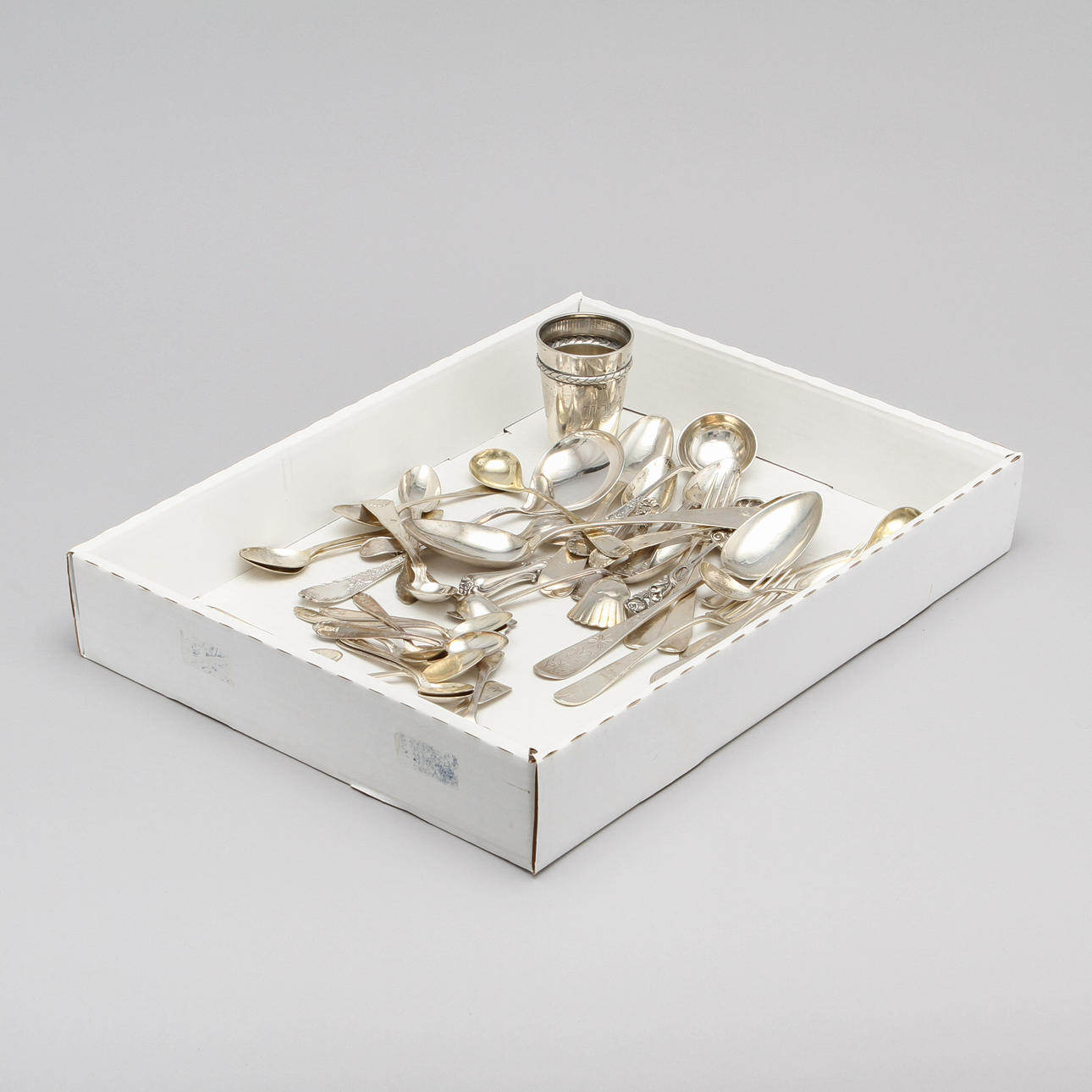 SILVERFÖREMÅL, 820 g. Bl.a. 10 kaffeskedar "Vasakärven".