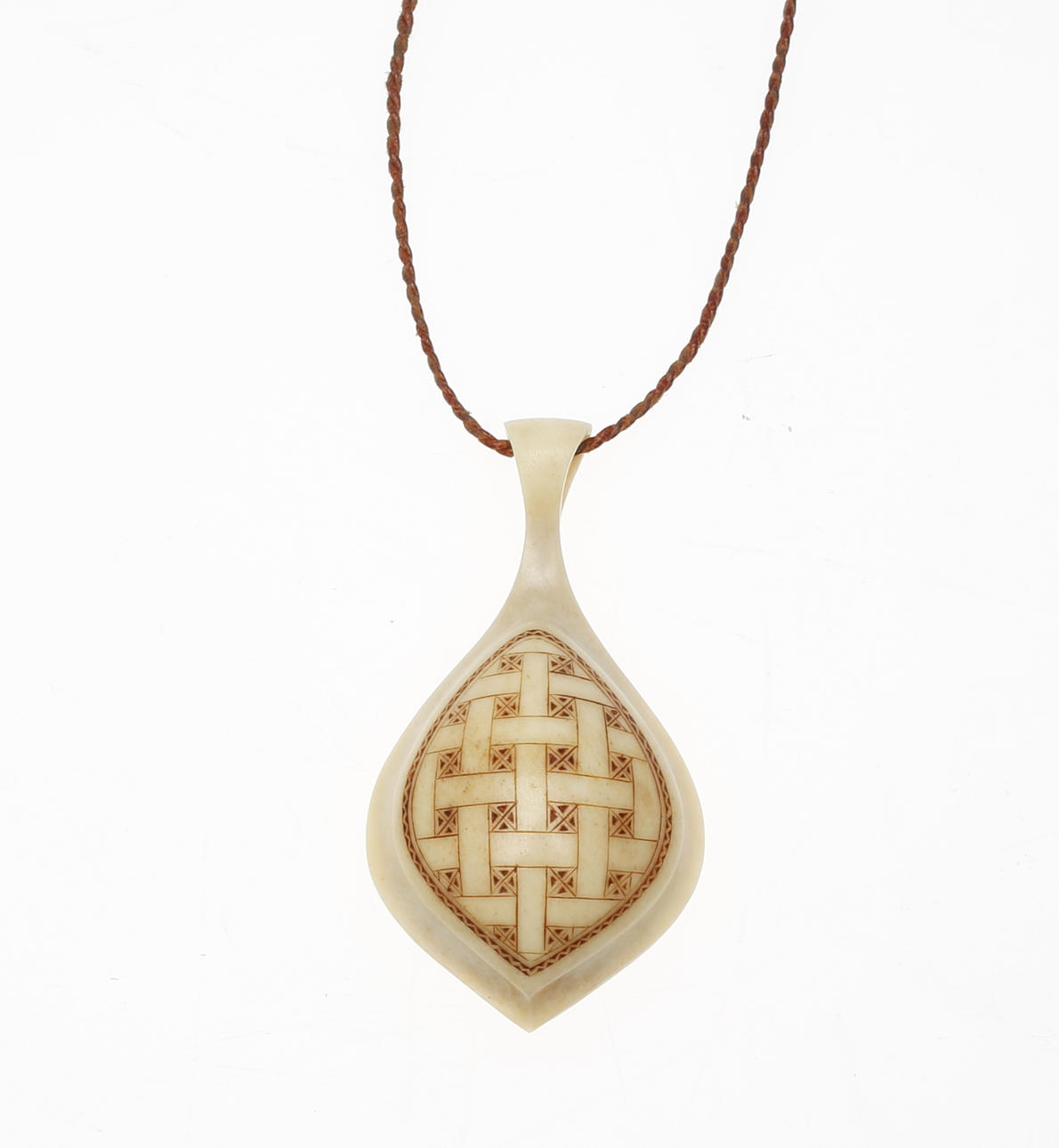 SUNE ENOKSSON. Hängsmycke, Samearbete.