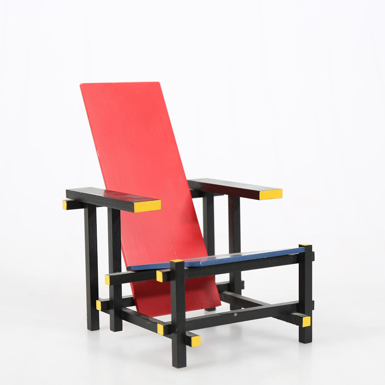 MINIATYRSTOL. Efter, Röd-Blå Stol, Modell & Form, 2000-tal.