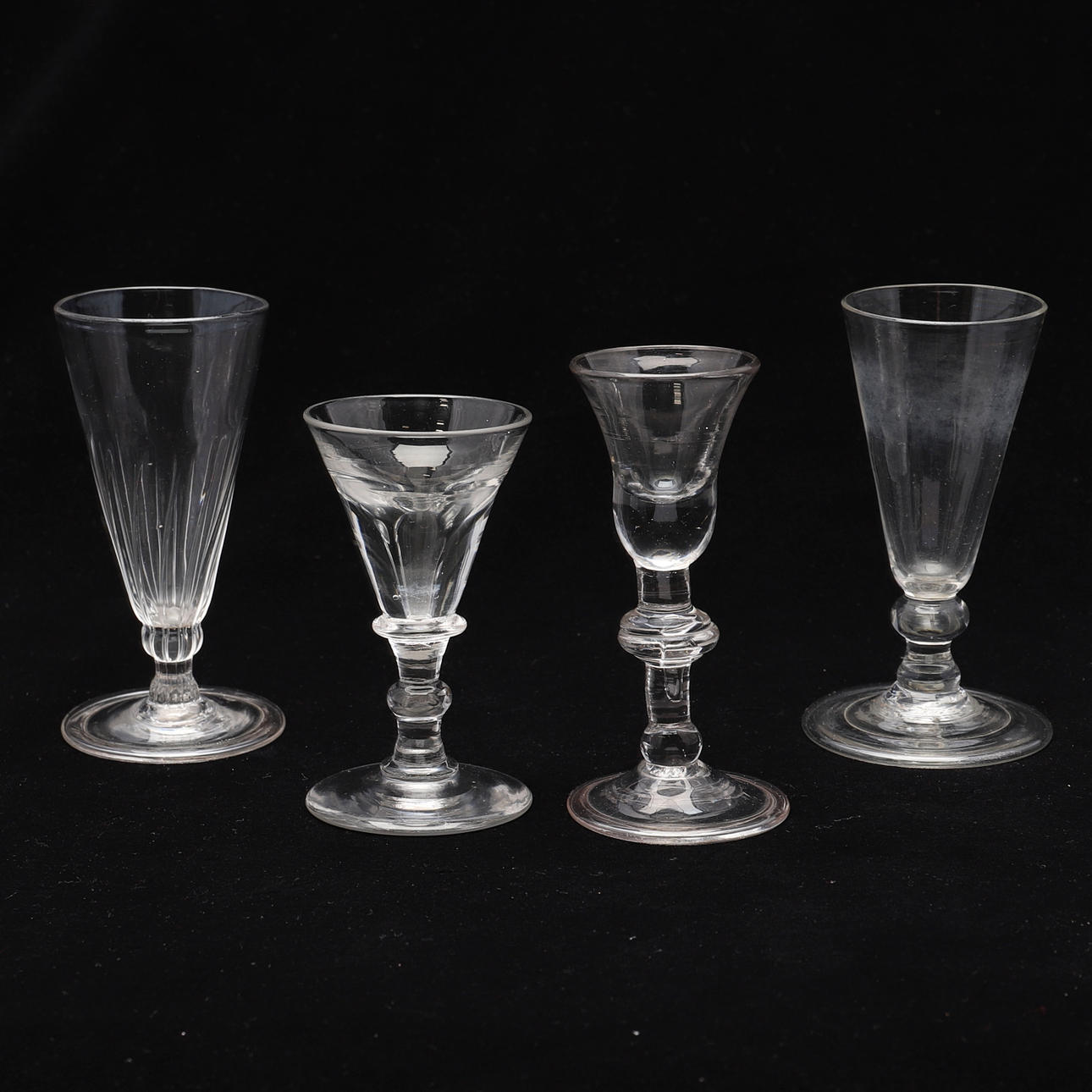 GLAS, 4 stycken antika.