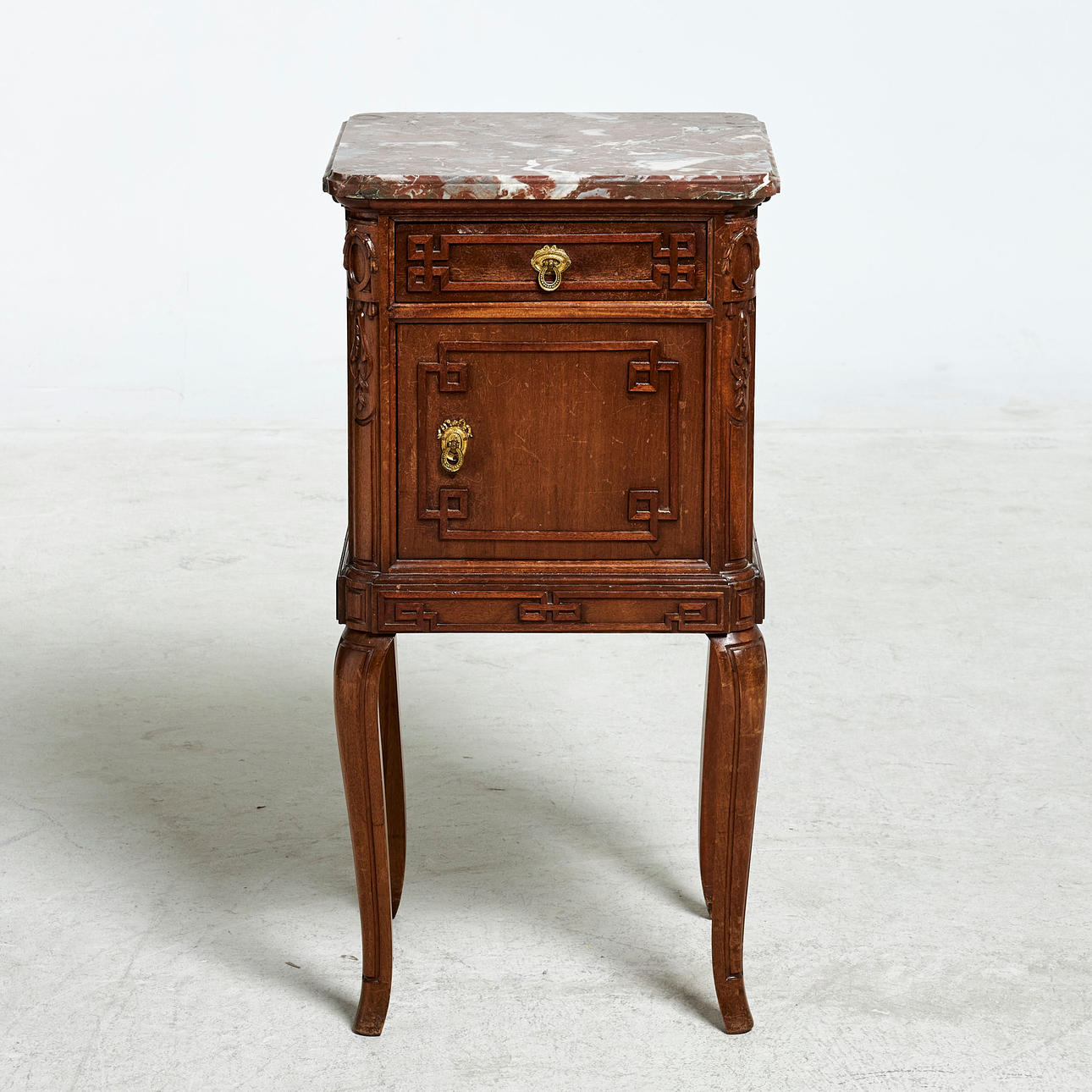 SIDE TABLE, alt. bedside table, 1880s, new renaissance, oak frame, marble top - rosso levanto, brass fittings, carved decor i.a. Chinese series.