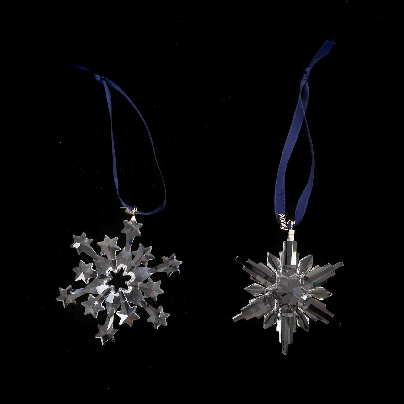 SWAROVSKI: TVÅ HÄNGANDE JULPYNT.