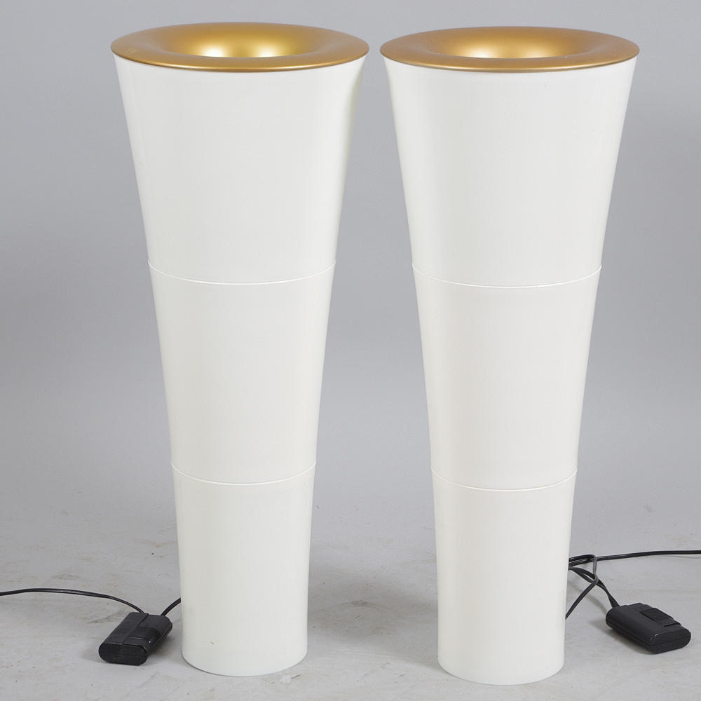 GOLVLAMPOR, 1 par vit och bronserad plast.