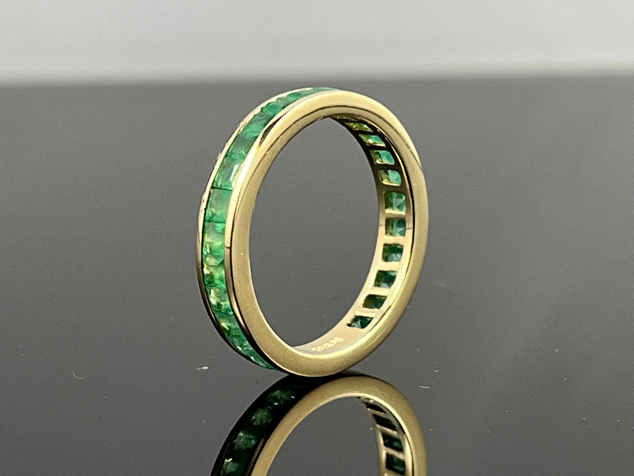 Emerald ring in 585 yellow gold.
