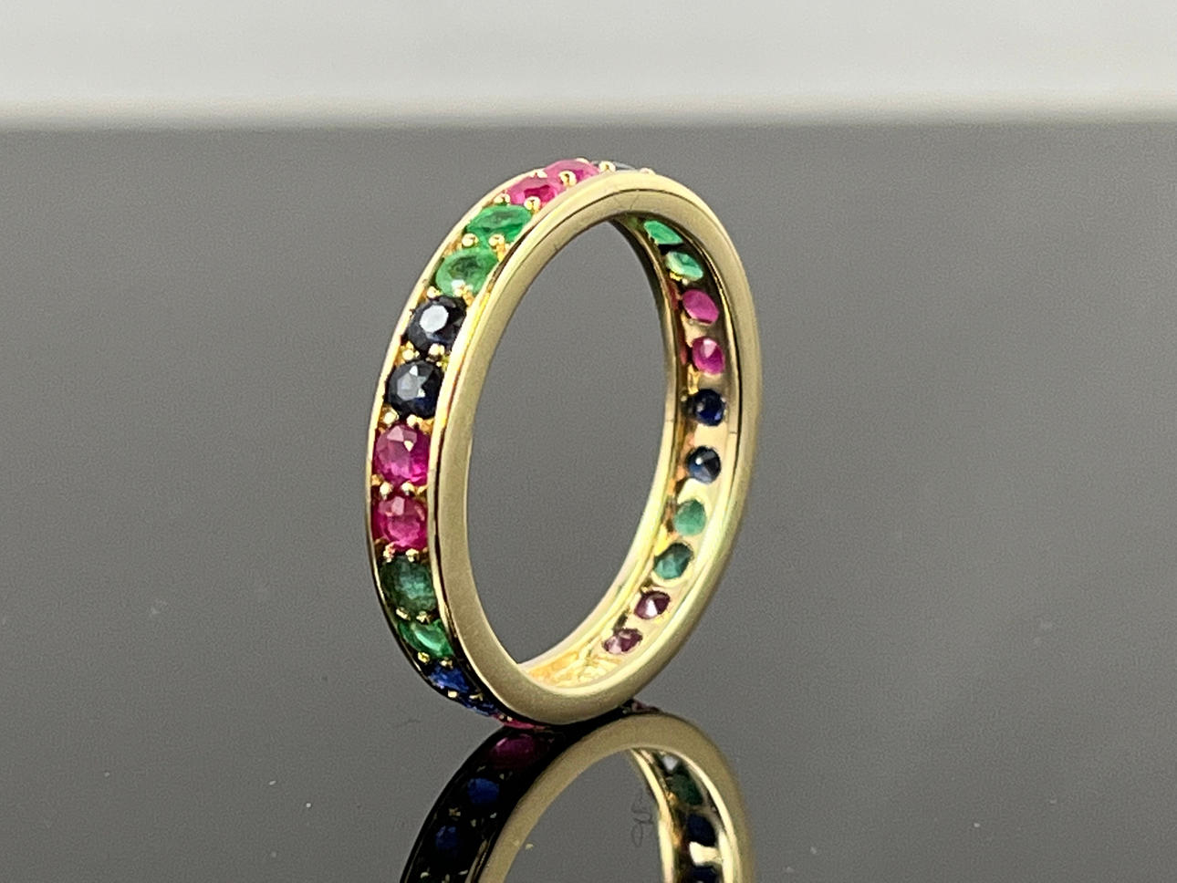 585 gult guld färgad sten memoire ring.