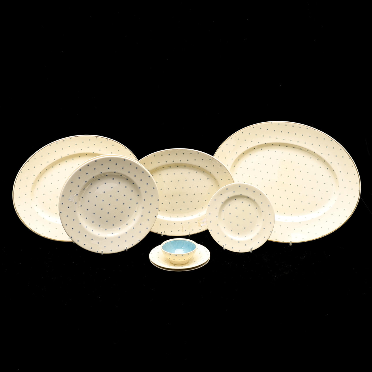 SUSIE COOPER. A GROUP OF GREEN AND BLUE STAR BURST PATTERN WARES.