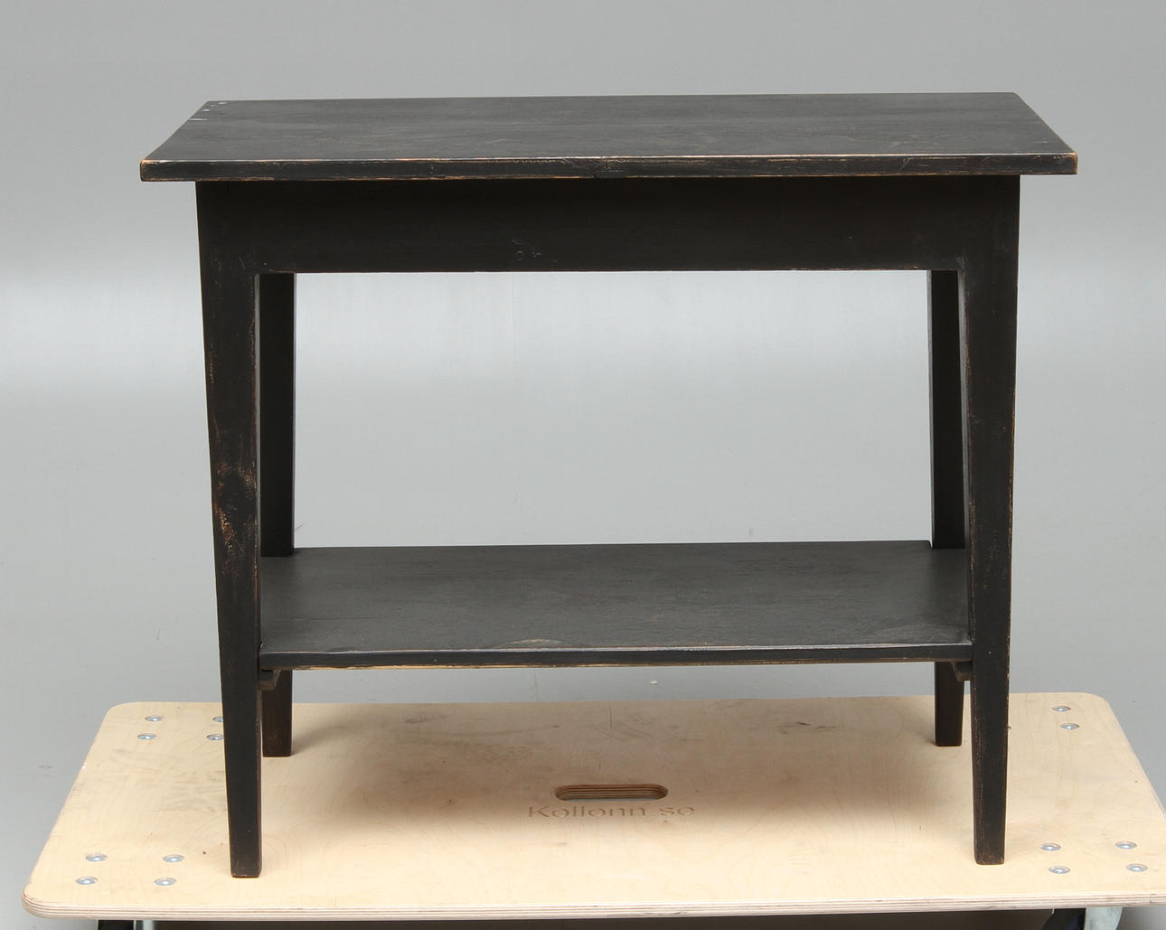 BORD MED HYLLPLAN, 1900-talets början.