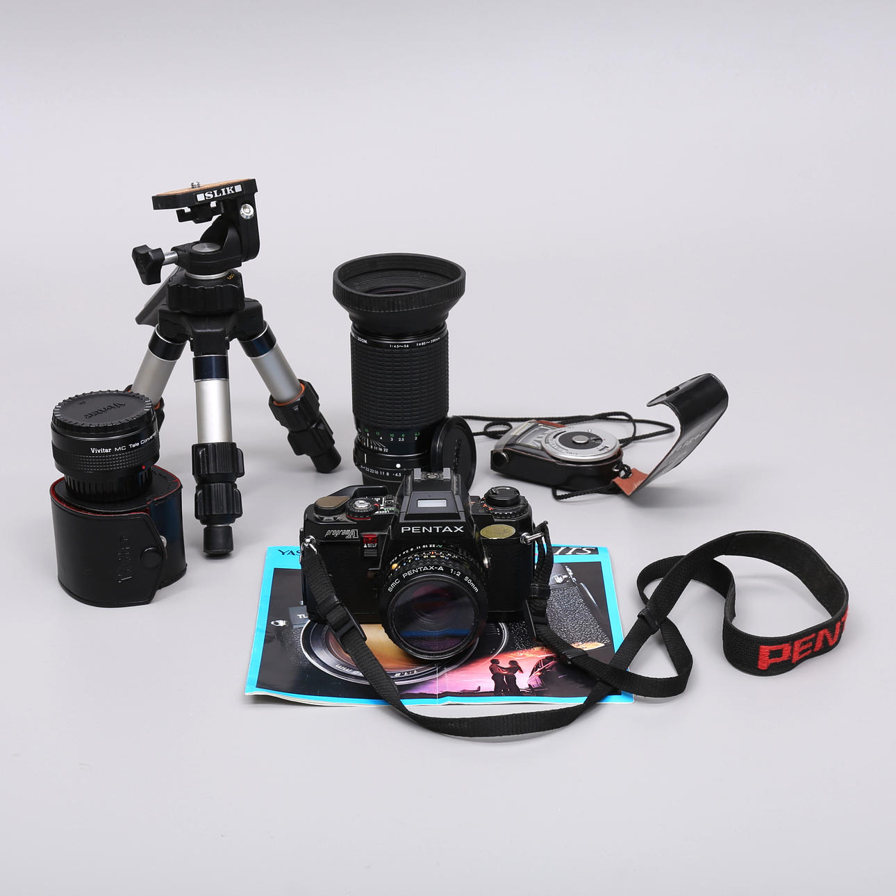 SYSTEMKAMERA, Pentax, med extra objektiv, stativ samt ljusmätare.