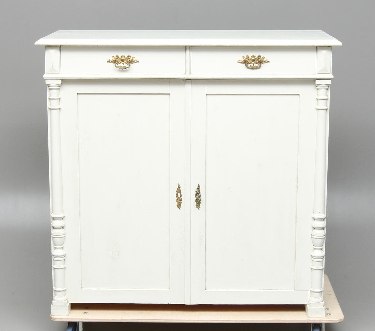 SKÄNK, vitmålad, omkring sekelskiftet 1900.