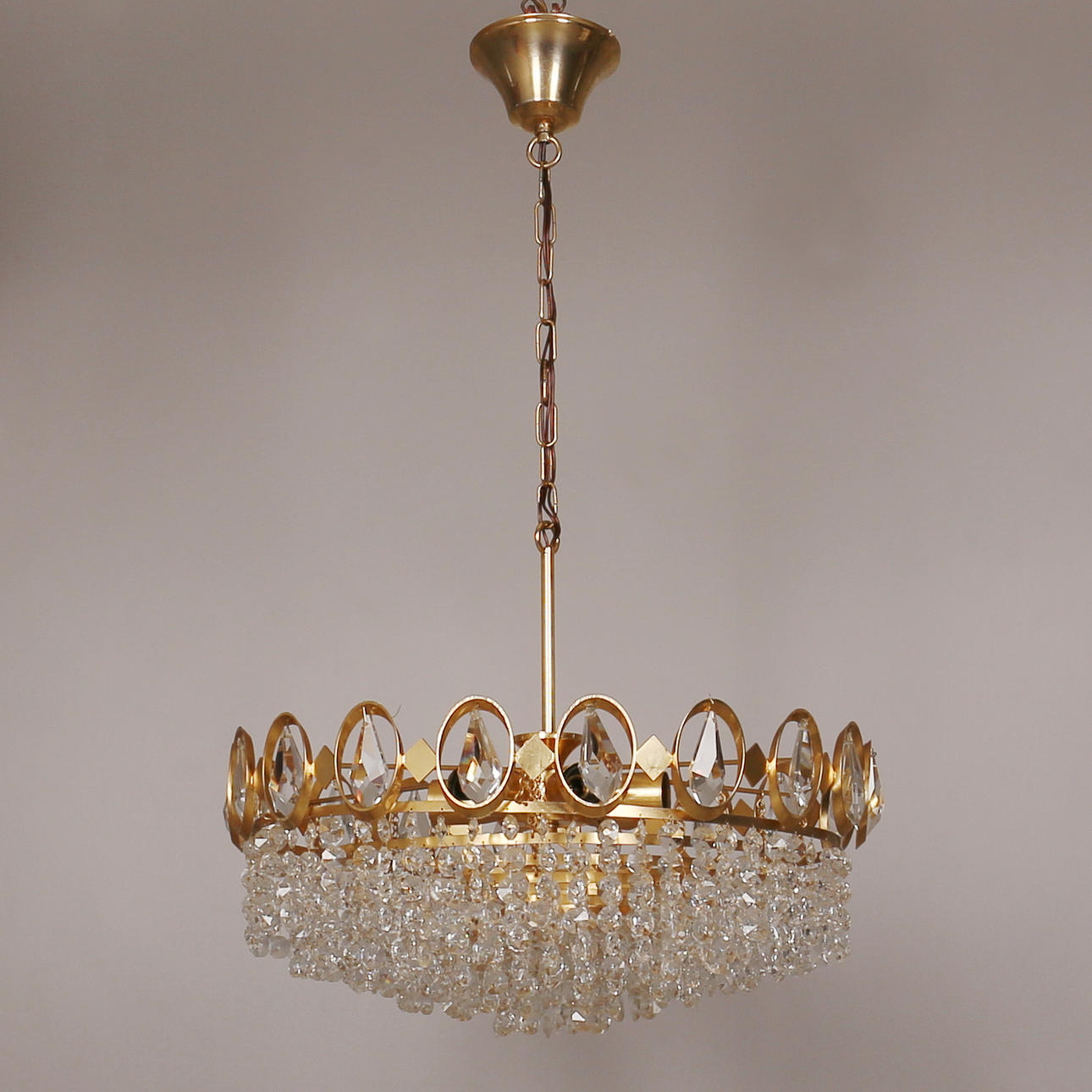 KRISTALLKRONA. Förgylldmetall. Glasprismor. 1970-tal.