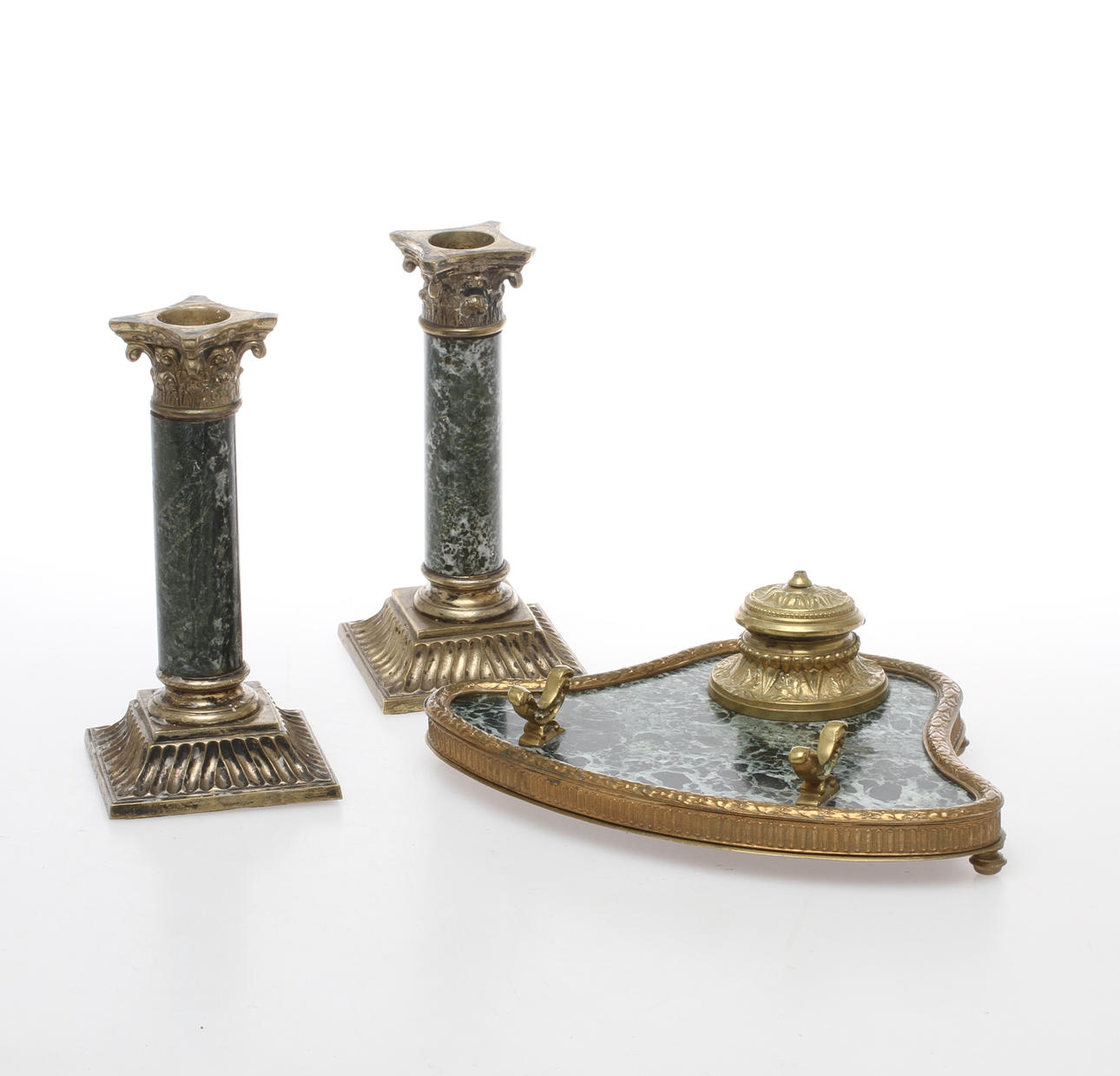 LJUSSTAKAR, 1 par, samt BLÄCKSTÄLL, metall och sten, 1900-talets första hälft.