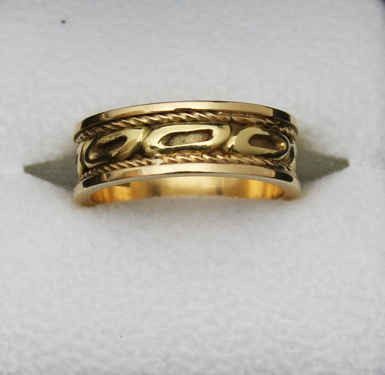 Ring, guld 18 K, vikt 7,4 g.