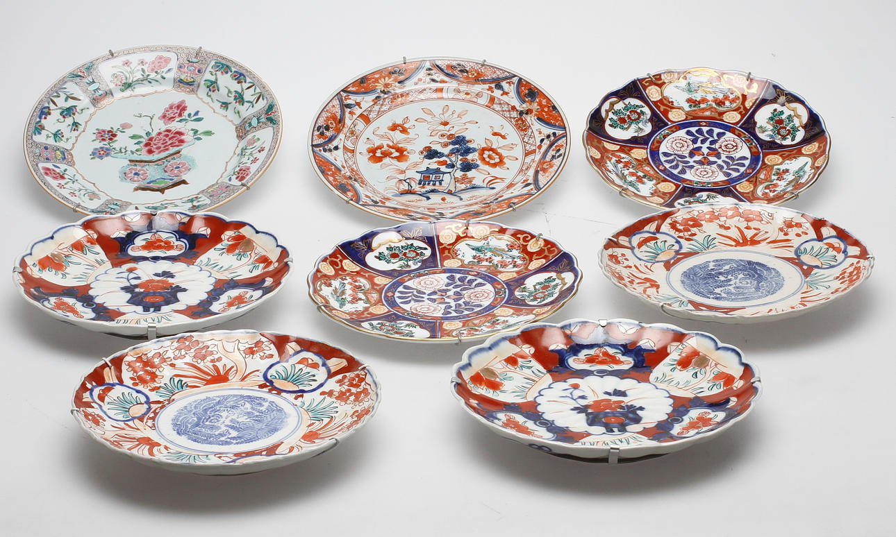 TALLRIKAR, 8 st, imari och famile rose, Kina och Japan, 1700-1800-tal.