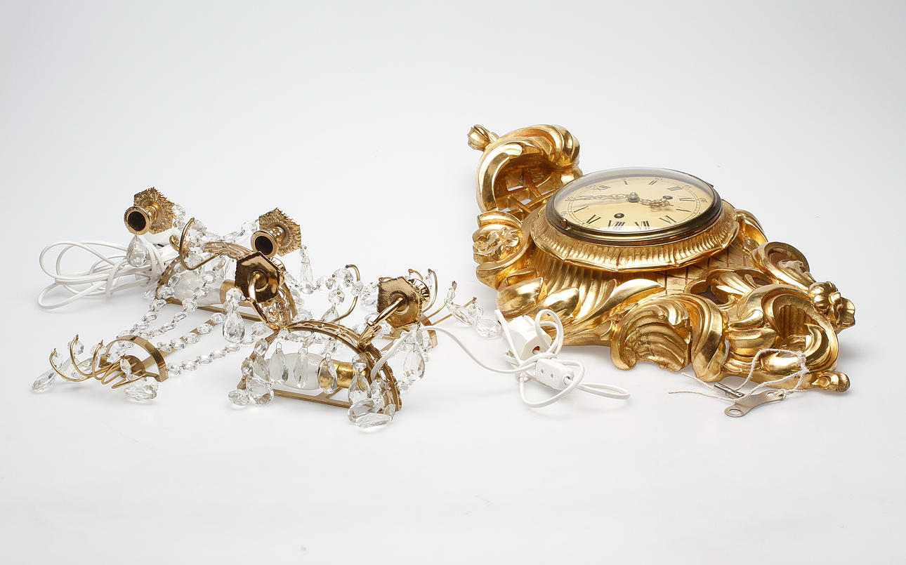 VÄGGLYSTER, ett par samt PENDYL, 1900-tal.