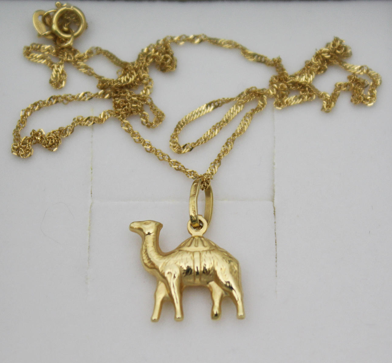 Hänge med kedja, guld 18 K, vikt 2,6 g.