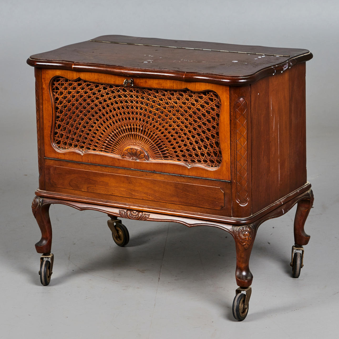 Hembar/minibar, trä, korg, glas.