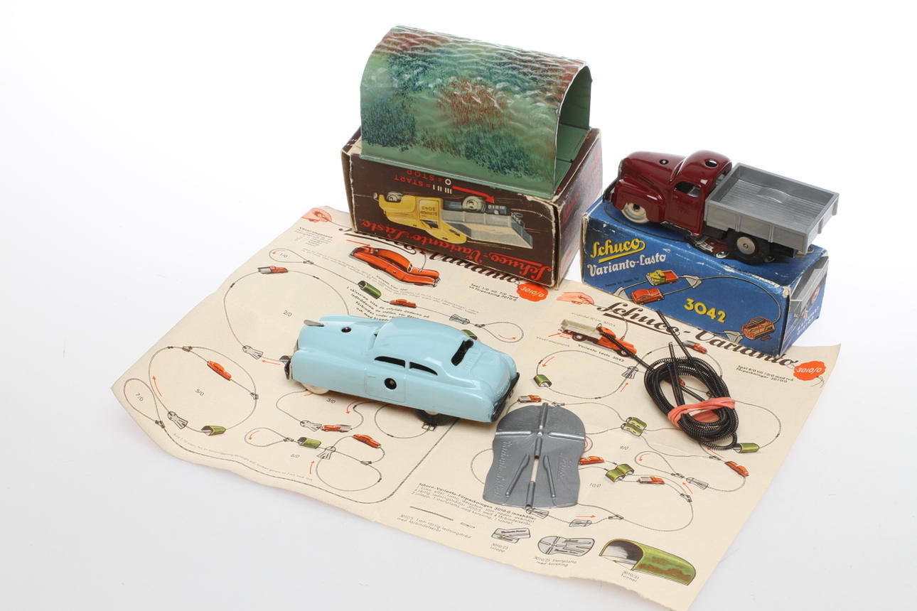 MODELLBILAR SCHUCO VARIANTO Lasto 3042, Limo 3041 och garage 2010/0. 2 originalkartonger.