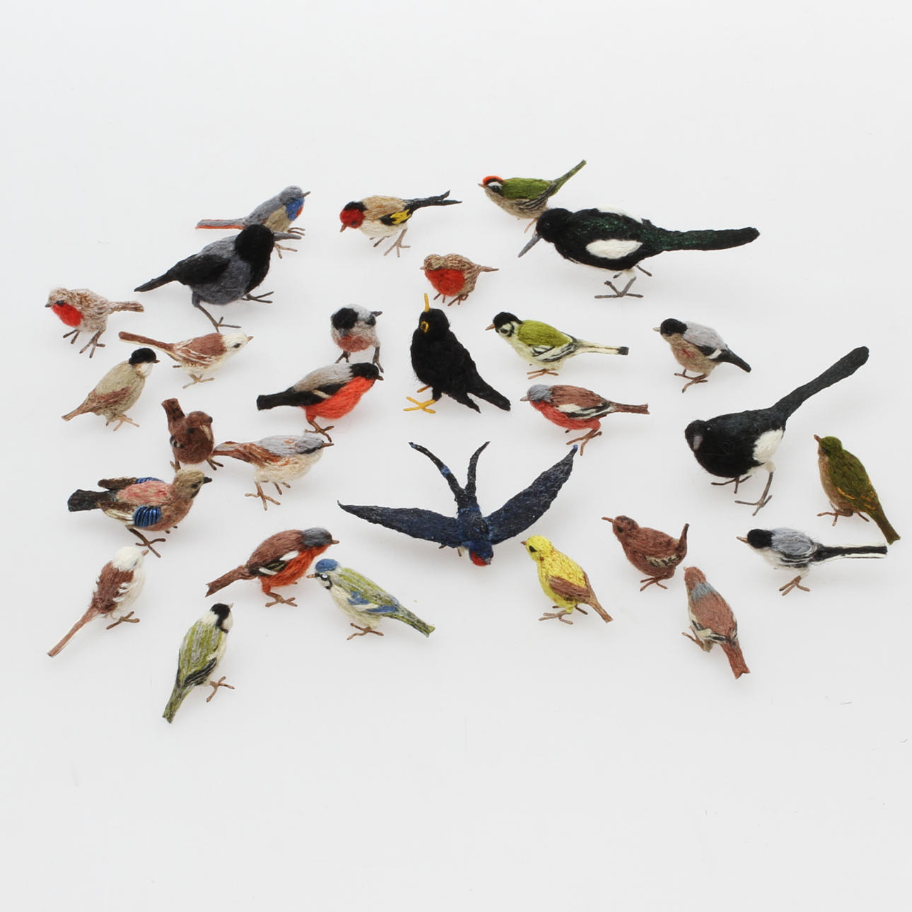 MINIATYRFÅGLAR, 29 st, handarbete.