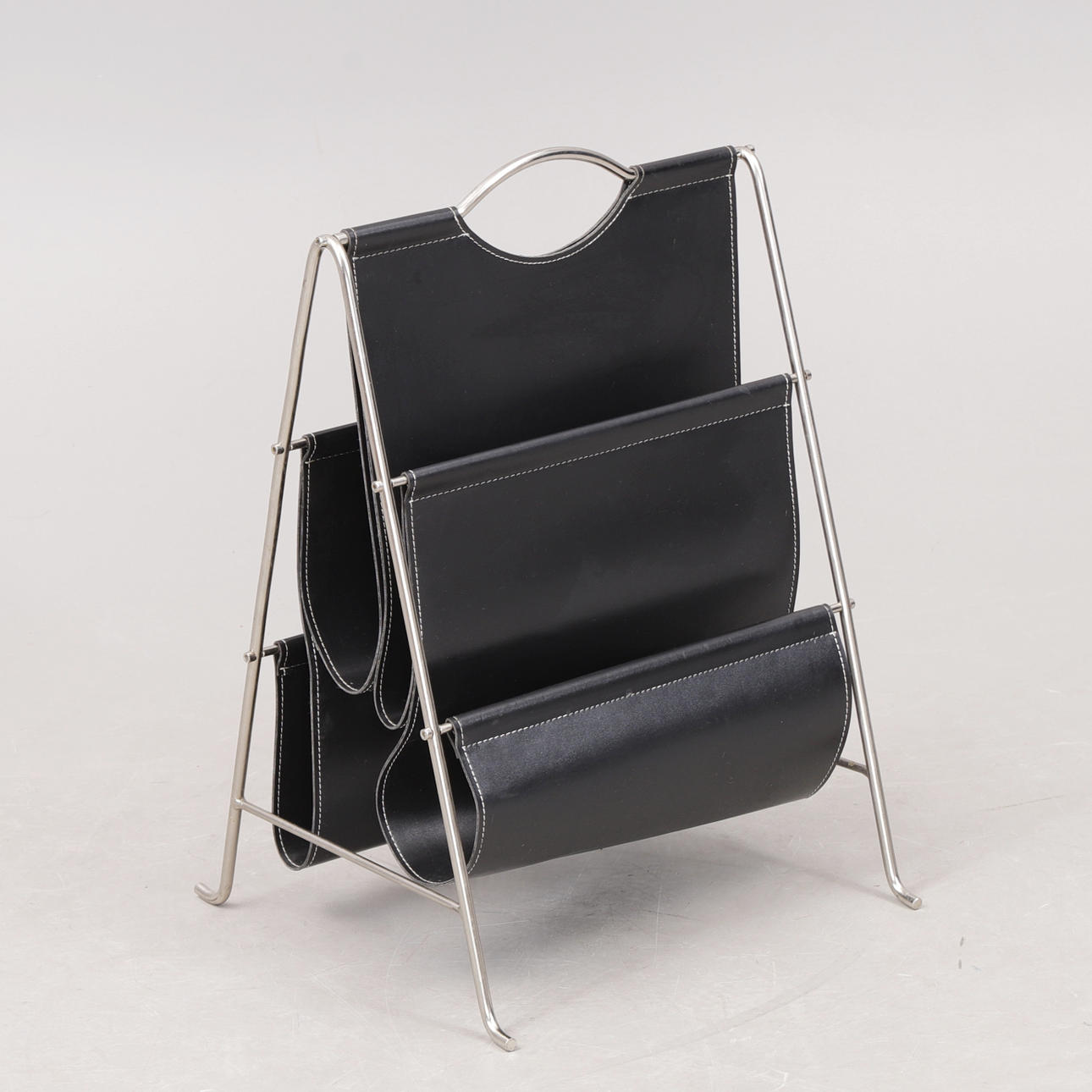 PORTA PERIÓDICOS, cromo/cuero.