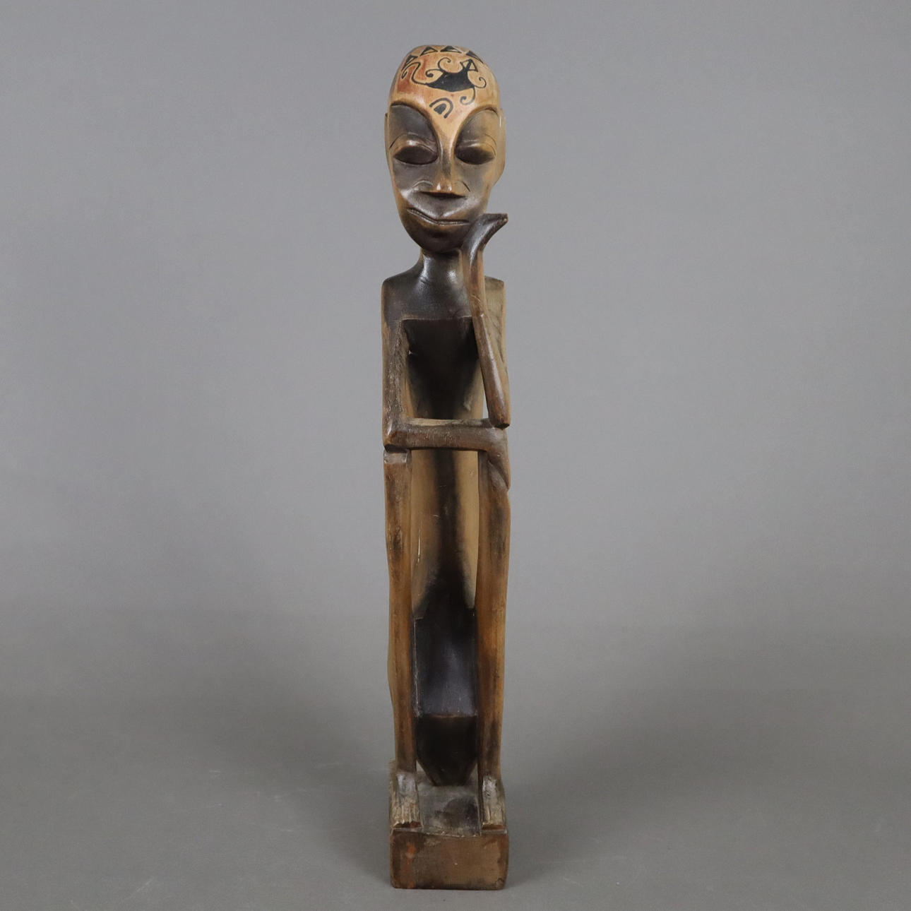 - AFRIKANISCHE HOLZFIGUR - hockender Mann, Holz.