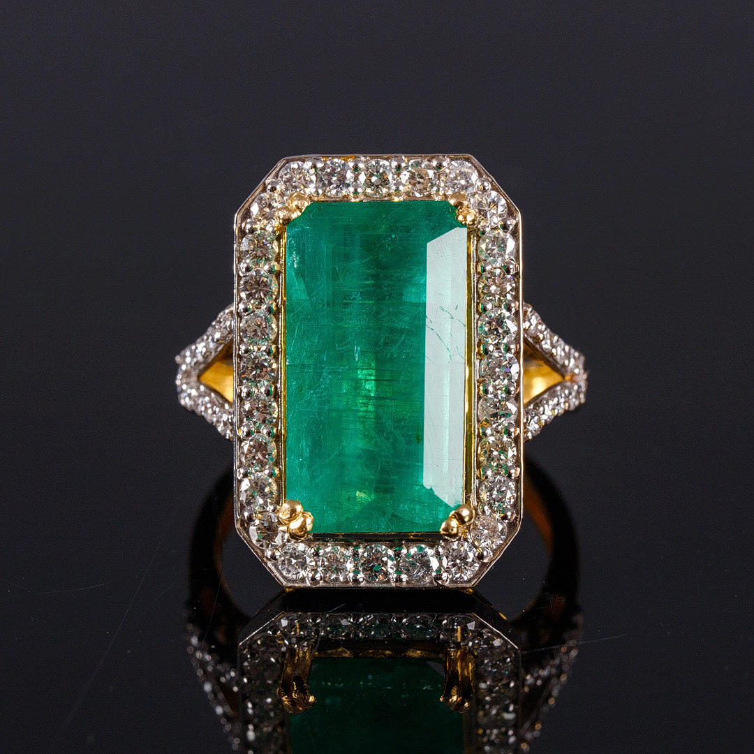 Smaragdring med diamanter.