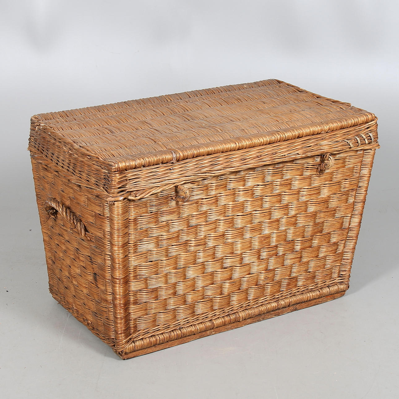 TVÄTTKORG med LOCK, rotting. 1900-talets första hälft.