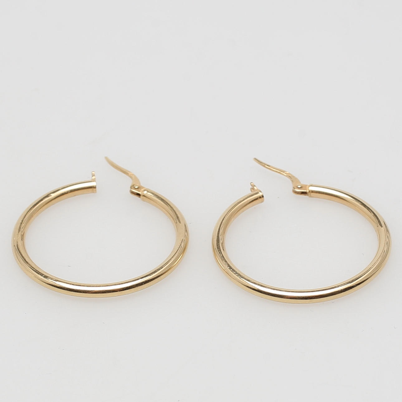 ÖRHÄNGE. Ett par. 18k gult guld. Creolörhängen.