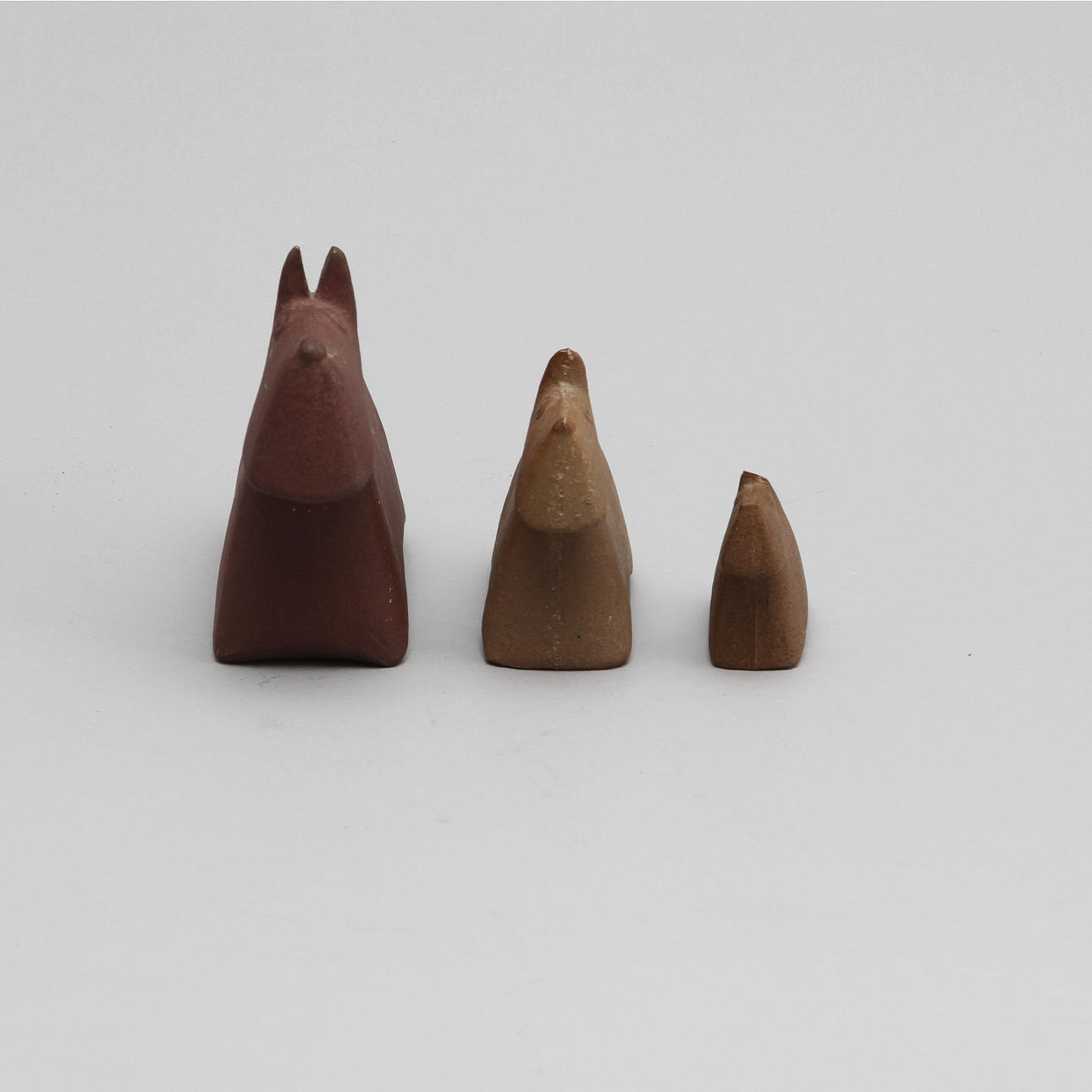 STIG LINDBERG. Skotte, keramik, figuriner, 3 stycken.