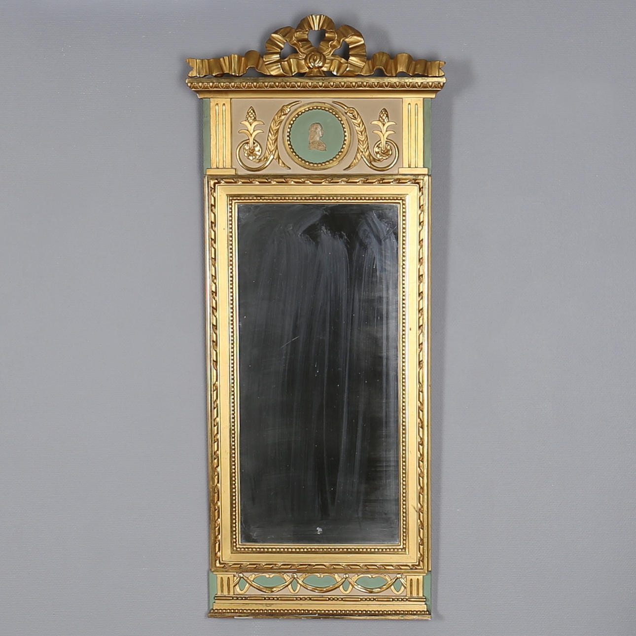 FÖRGYLLD SPEGEL. Gustaviansk stil. 1900-talets mitt. Förgyllare L.A Winberg Malmö.