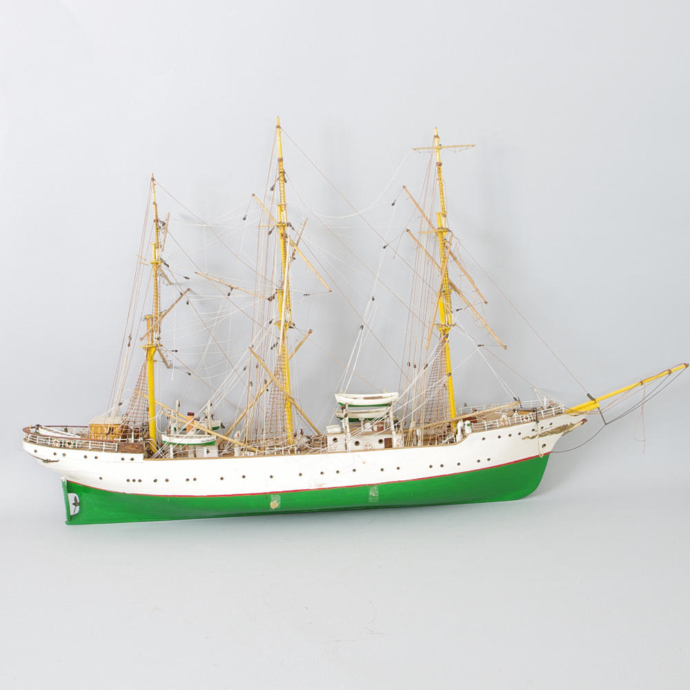 BÅTMODELL, "Danmark", segelbåt, trä med detaljer i plast.