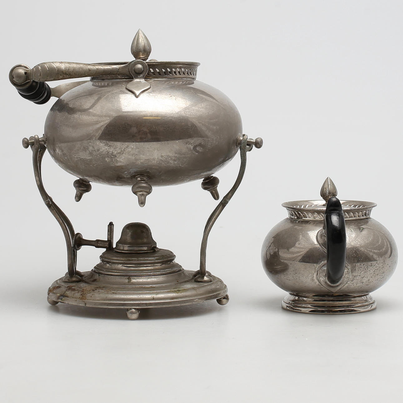 TEKANNA MED RESCHAUD och mjölkkanna i tenn. 2 st. 1900-talet.