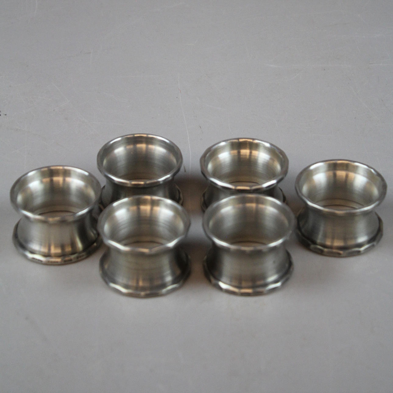 SERVIETTENRINGE 6 Stück, Zinn. Straße.