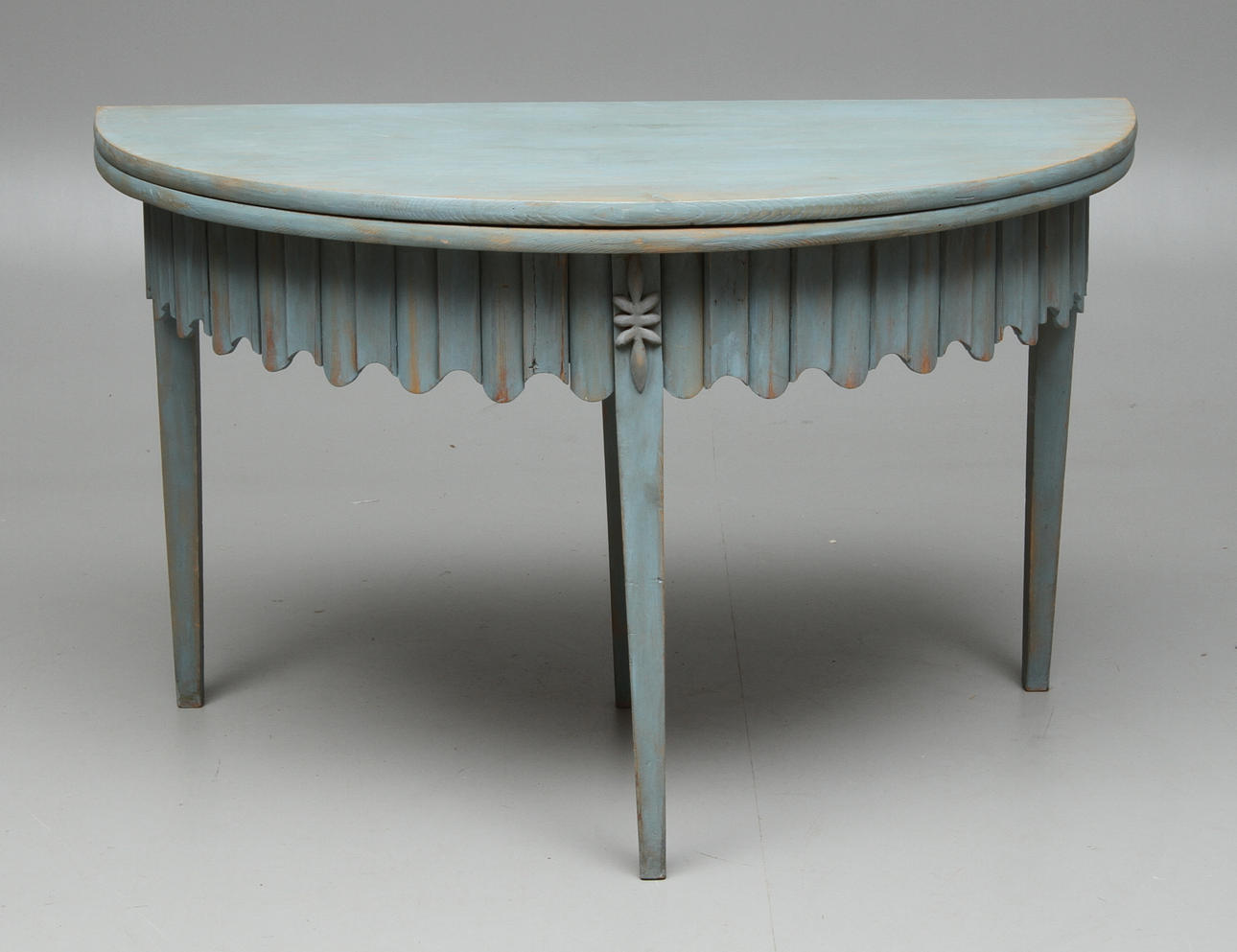 HALVMÅNEBORD, med klaff, 1800-tal.