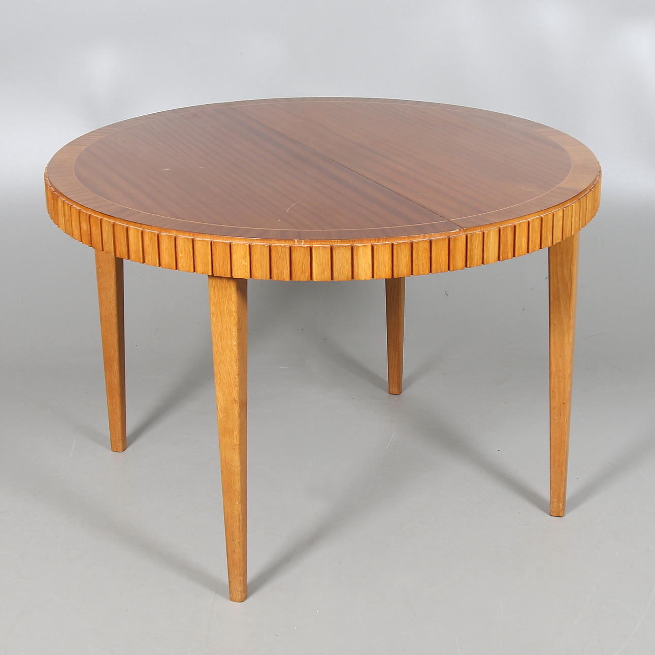 BORD, mahognyfaner och ek, nyrenässans, 1800-talets sista kvartal.