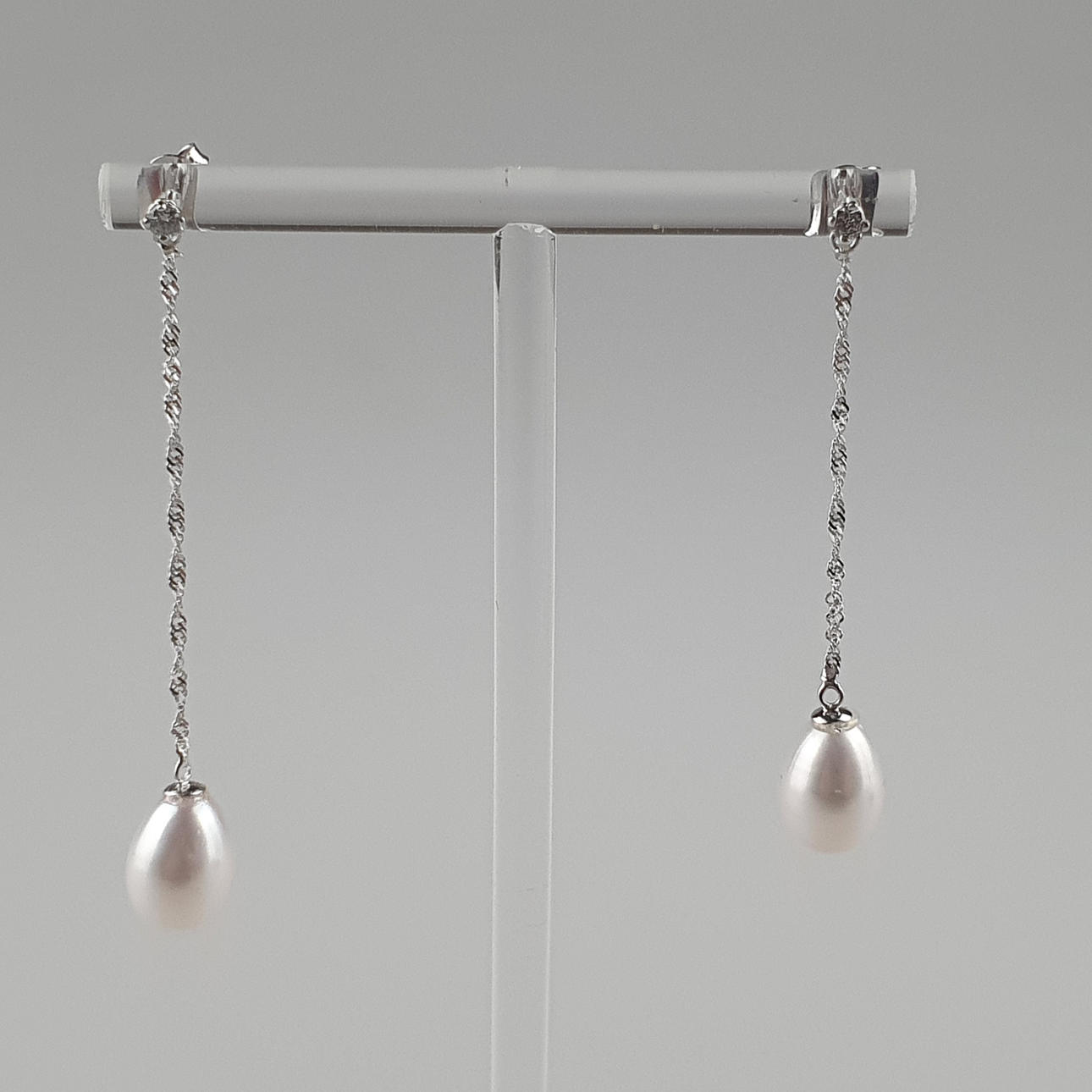 PENDIENTES PERLA ORO, CON DIAMANTE AZUL.