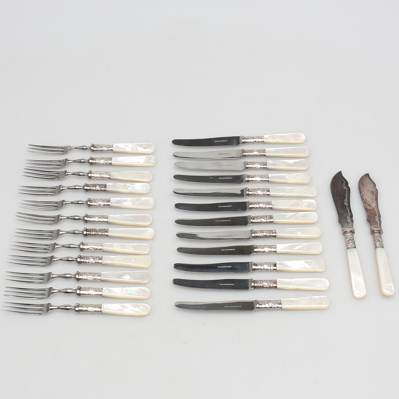 BESTICK I NYSILVER och PÄRLEMOR. 26 st. Sanderson, Sheffield, England.