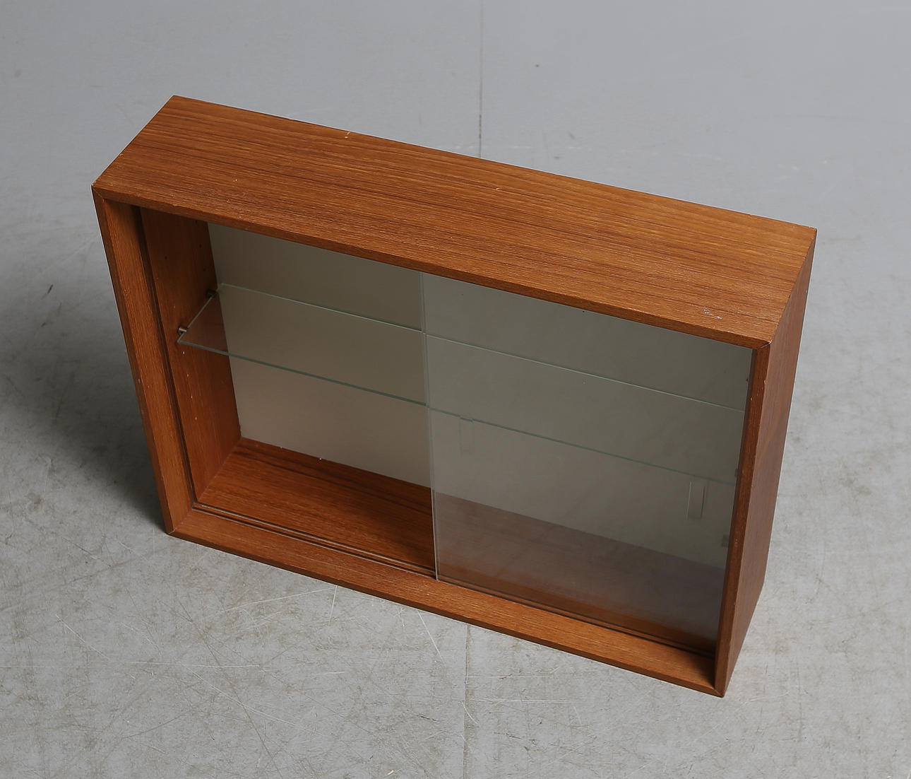 MONTERSKÅP, vägghängt, teak/glas, 1960 tal.