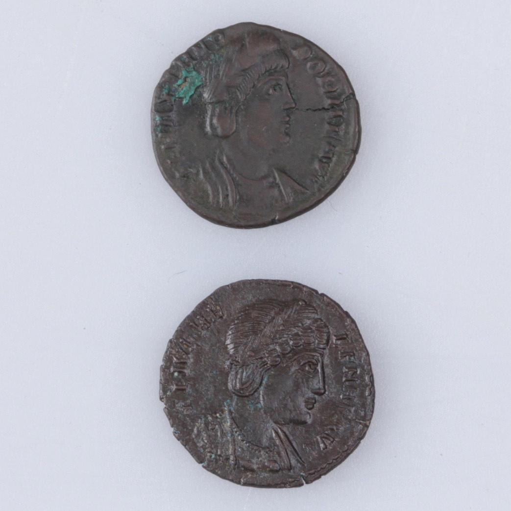 MYNT, 2 st. brons, ae, Helena och Thedora.