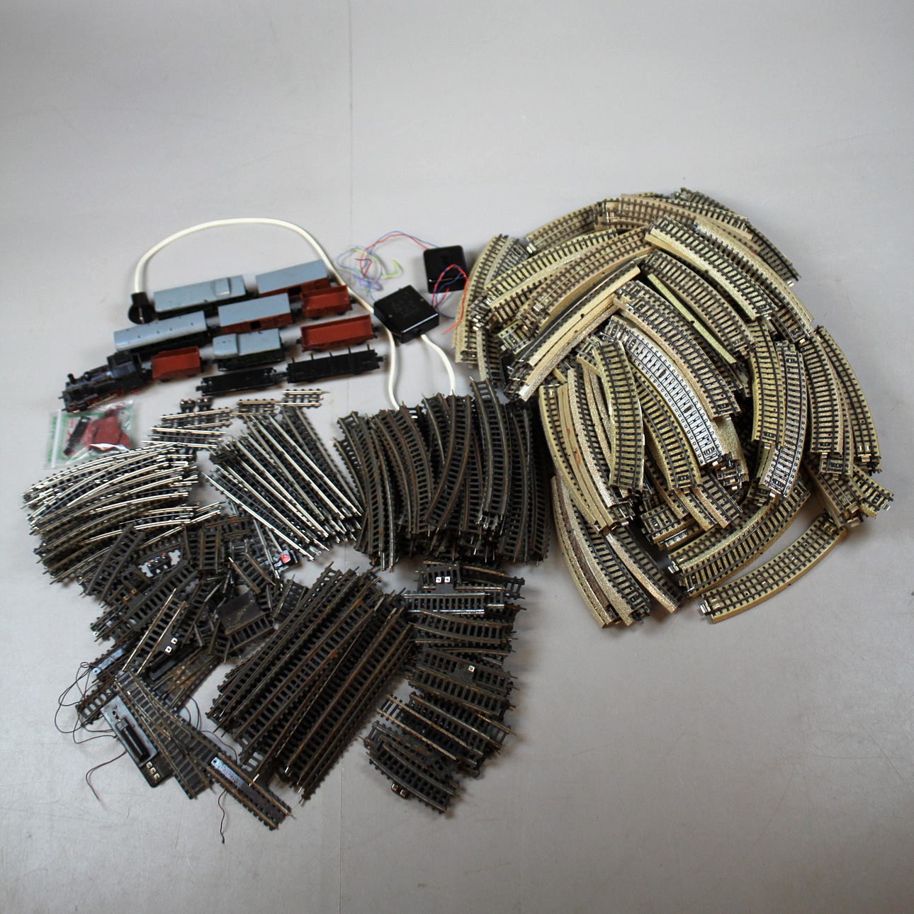 RÄLS MODELLTÅG, samt lok och vagnar.