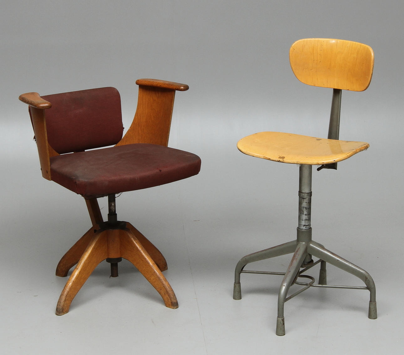 KONTORSSTOLAR, 2st, bland annat "Kontorsmöbler Lindqvist". 1900-ta.