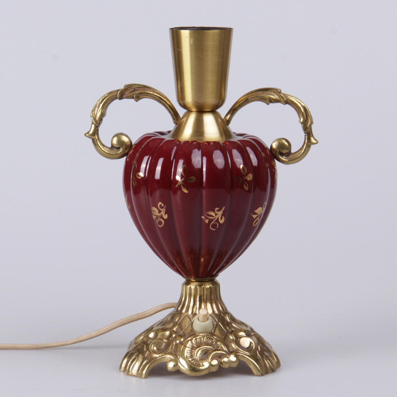 BORDSLAMPA, möjligen "röd rubin", Arthur Percy, Gefle.