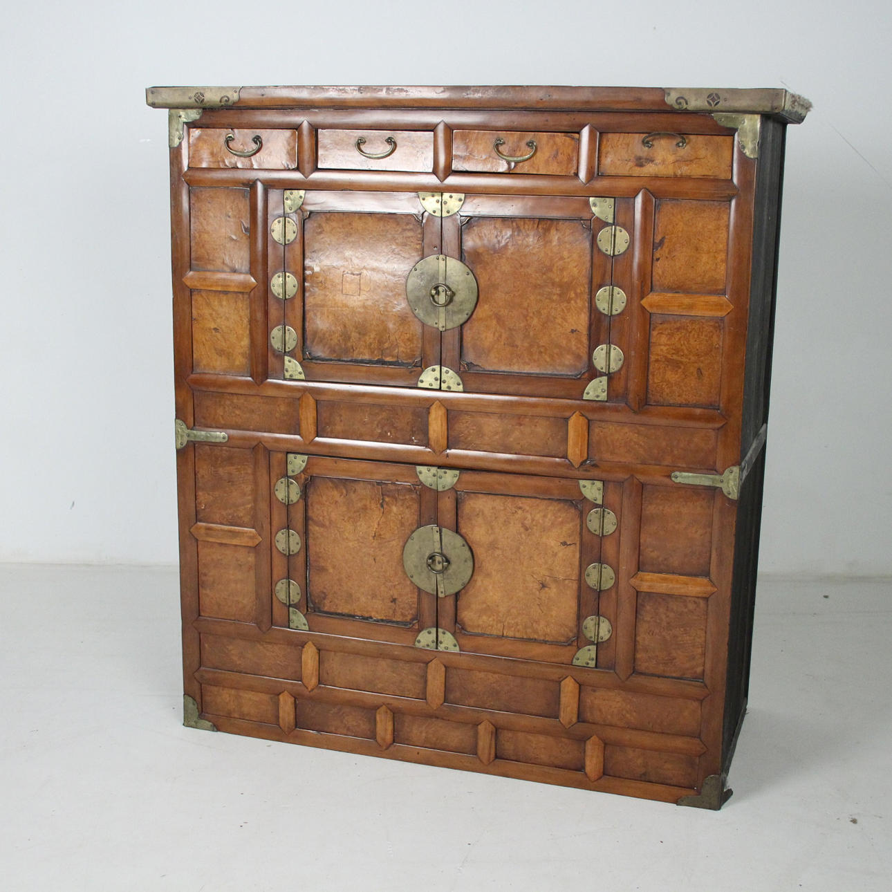 Mueble chino con herrajes de latón.