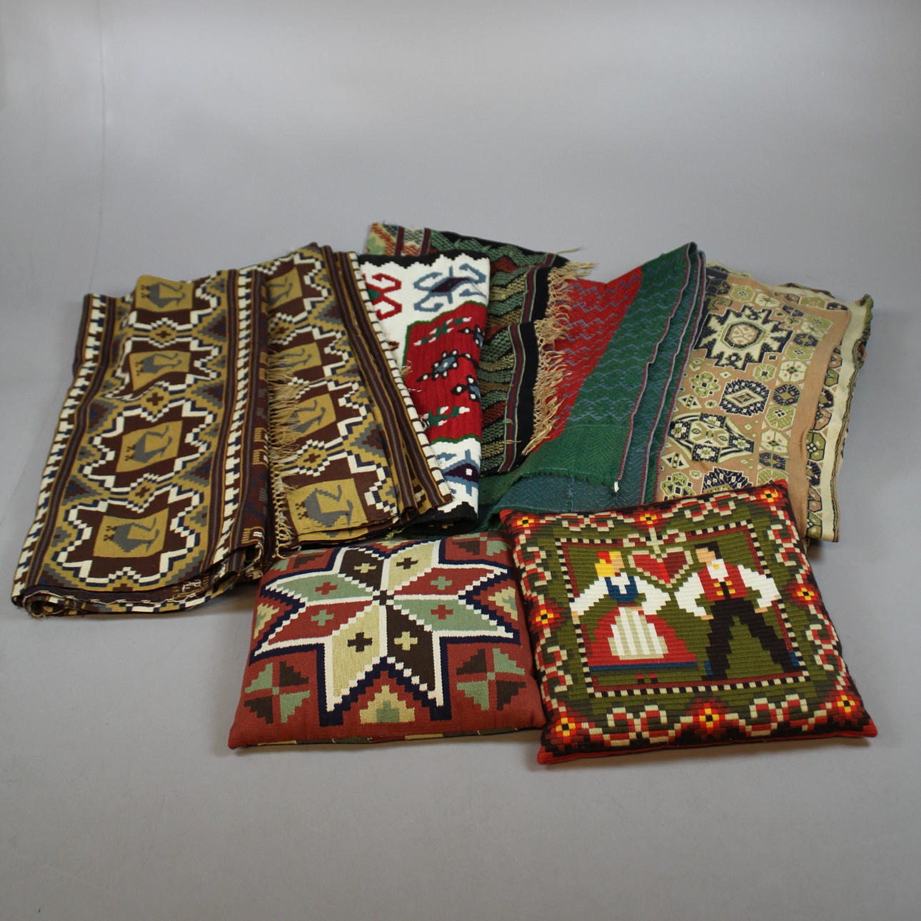 TEKSTIL, MØBLER, PUDER 9 dele 1900-tallet.