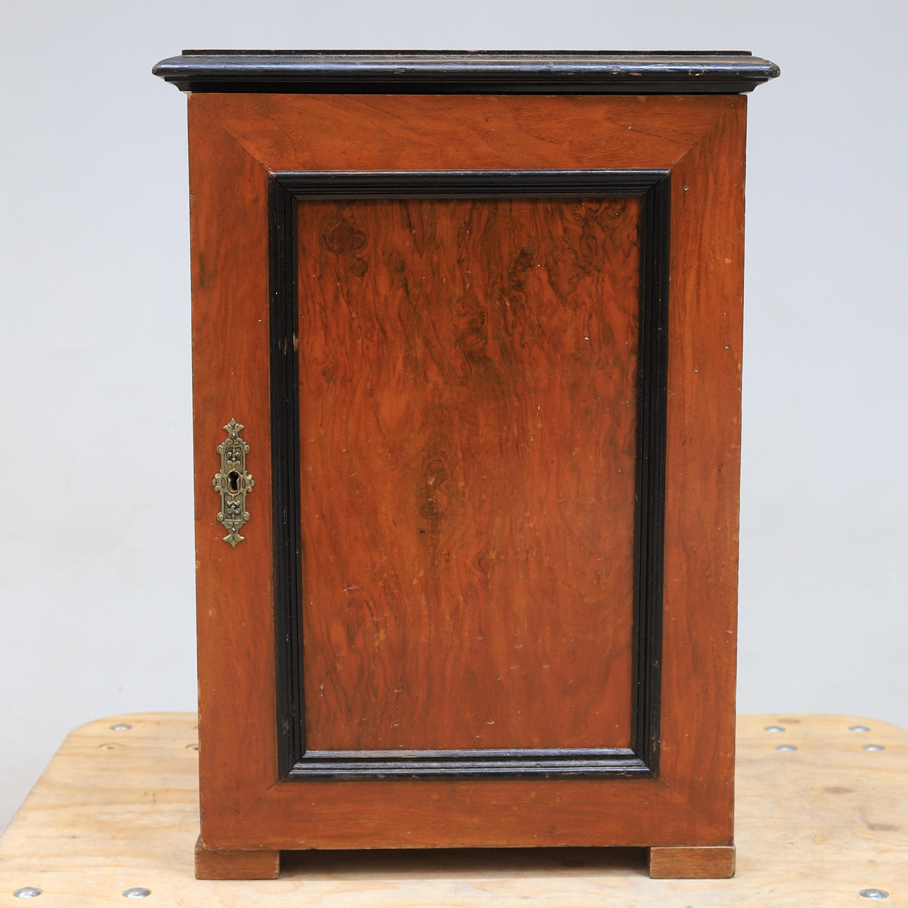 GABINETE PARA MONEDAS, madera noble, 18 cajones, 1900.