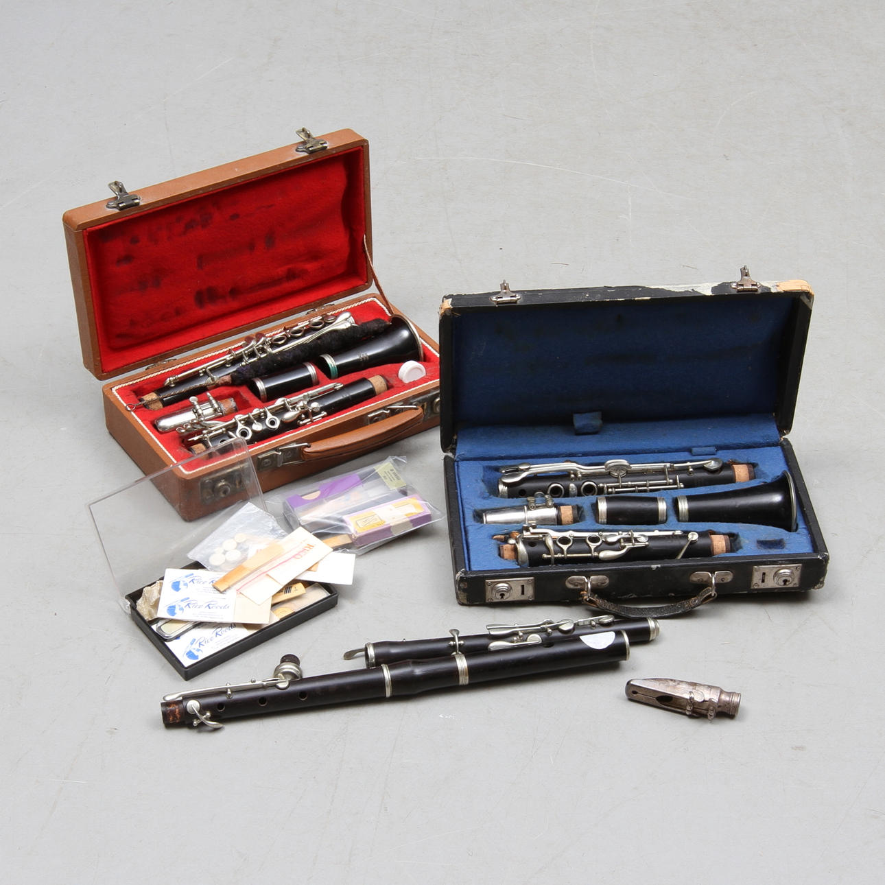 KLARINETTER 2 st, samt klarinettdelar och tillbehör.